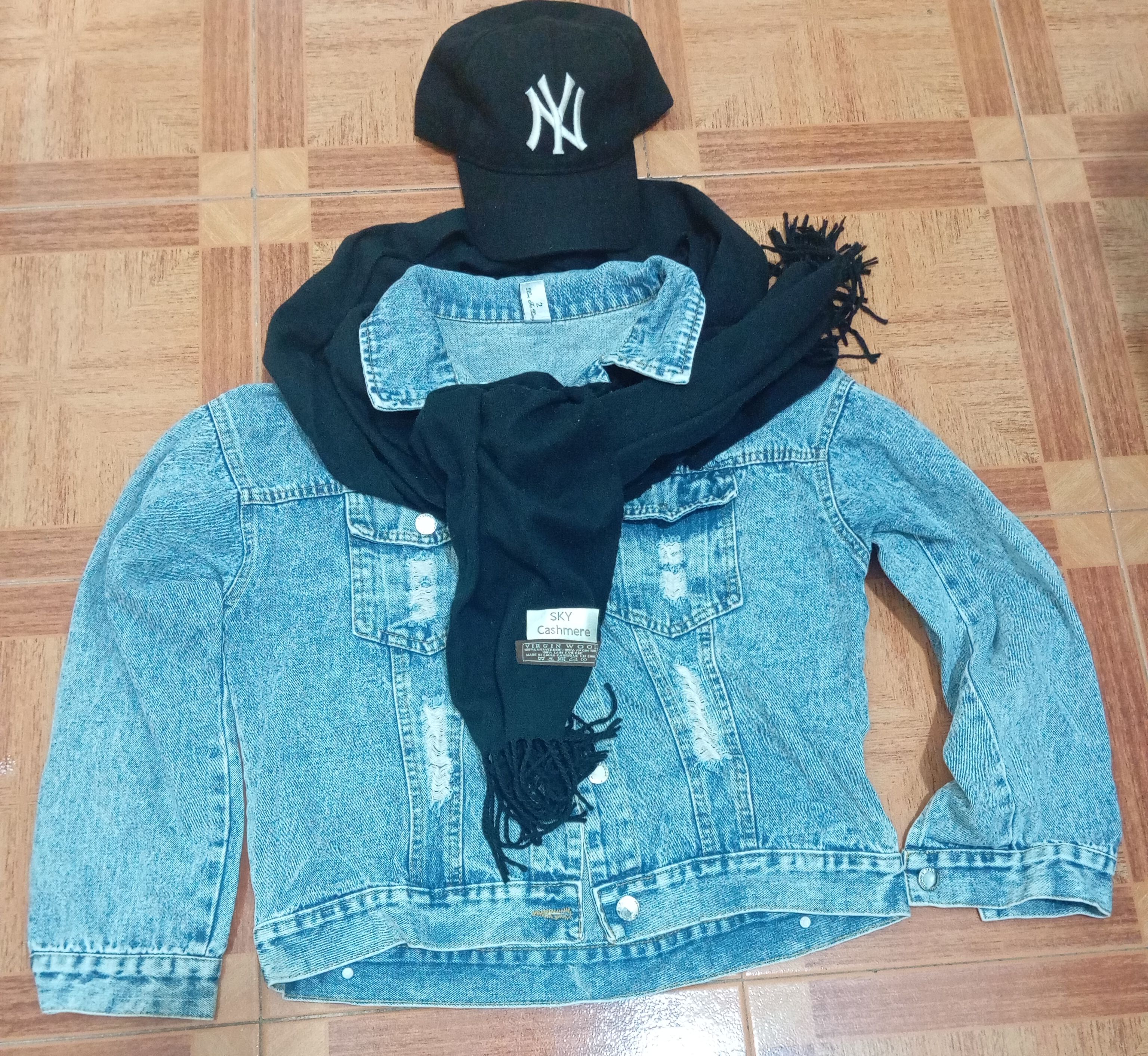 Campera de jean azul clásica con bufanda/capucha negra de abrigo
