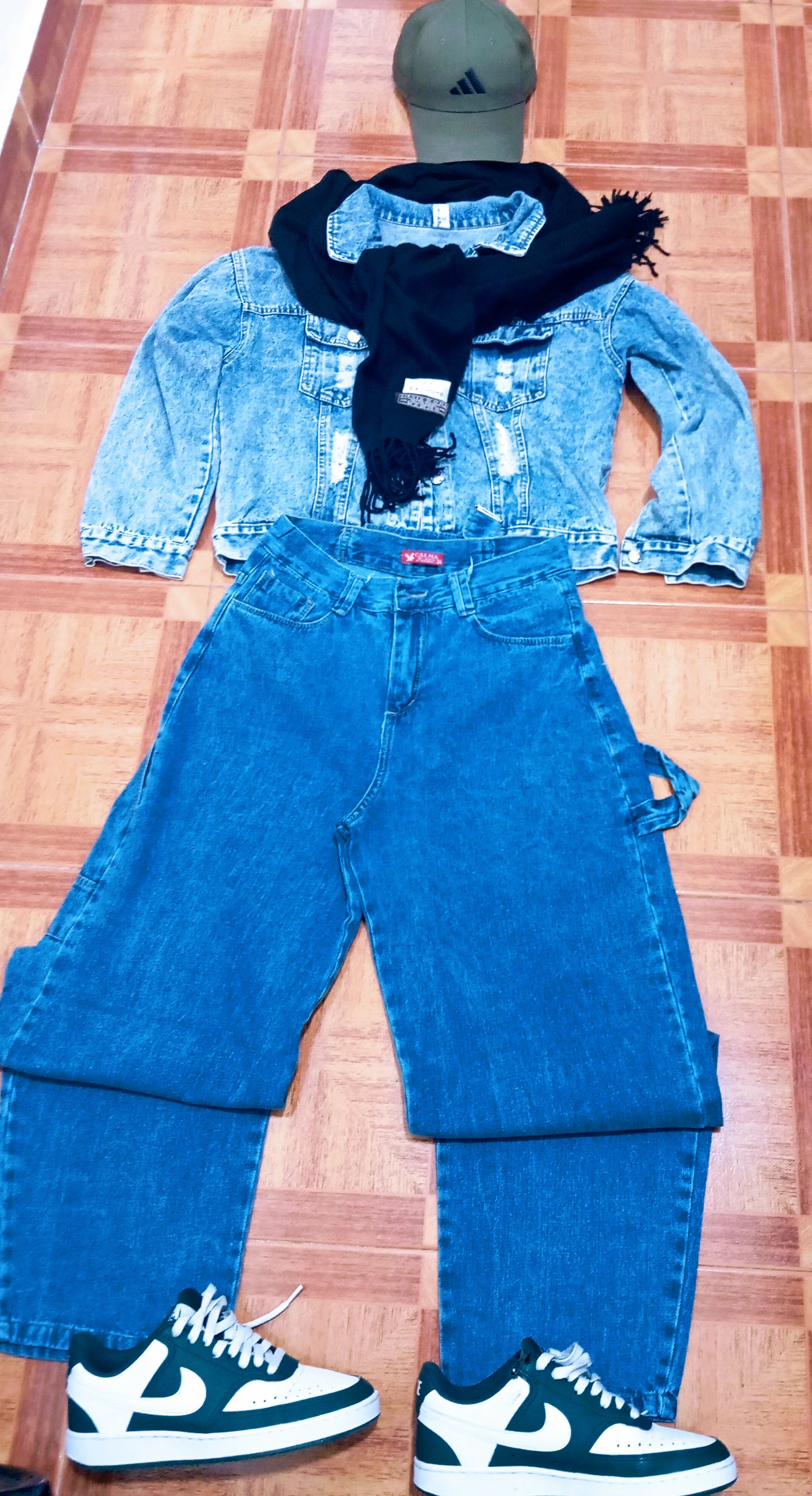 Conjunto urbano con Wide Leg Jeans, top negro, zapatillas y bufanda negra