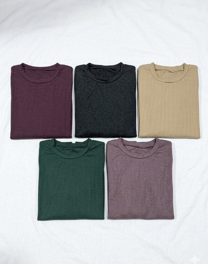 Variedad de tres tops acanalados en colores morado, verde y marrón