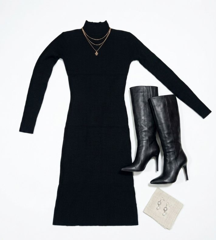 Vestido largo de punto negro de cuello alto con botas negras de tacón y bolso