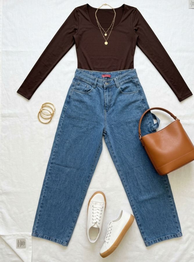 Wide Leg Jeans con top manga larga marrón, zapatillas blancas y bolso marrón