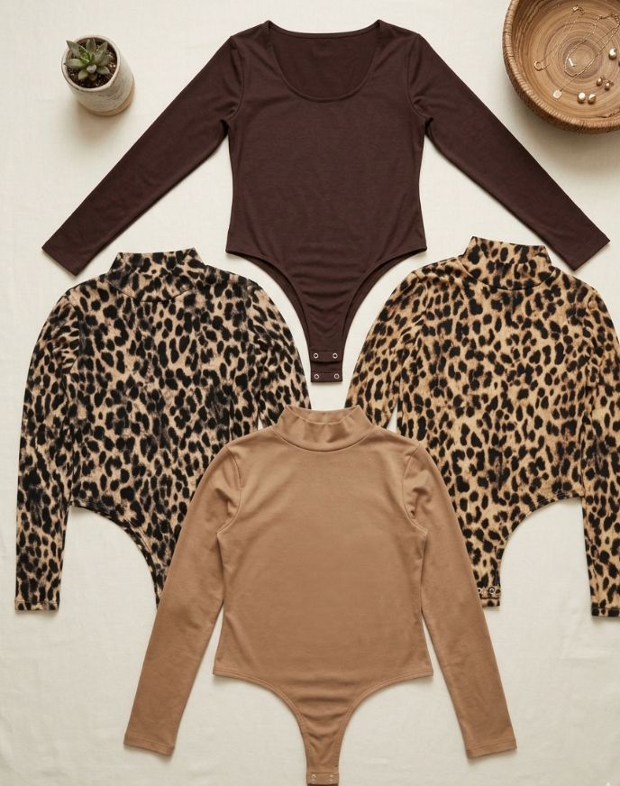 Tres bodys manga larga en tonos tierra y estampado de leopardo animal print