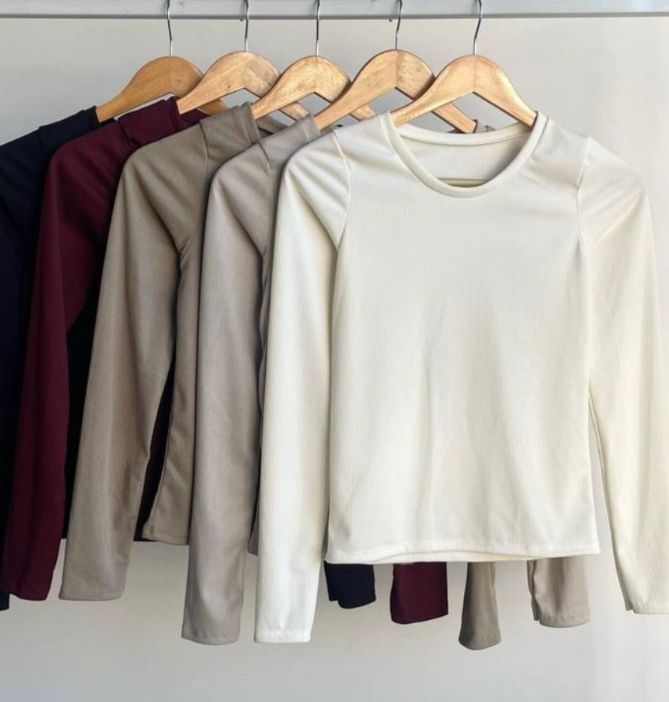 Perchero con variedad de sweaters suaves