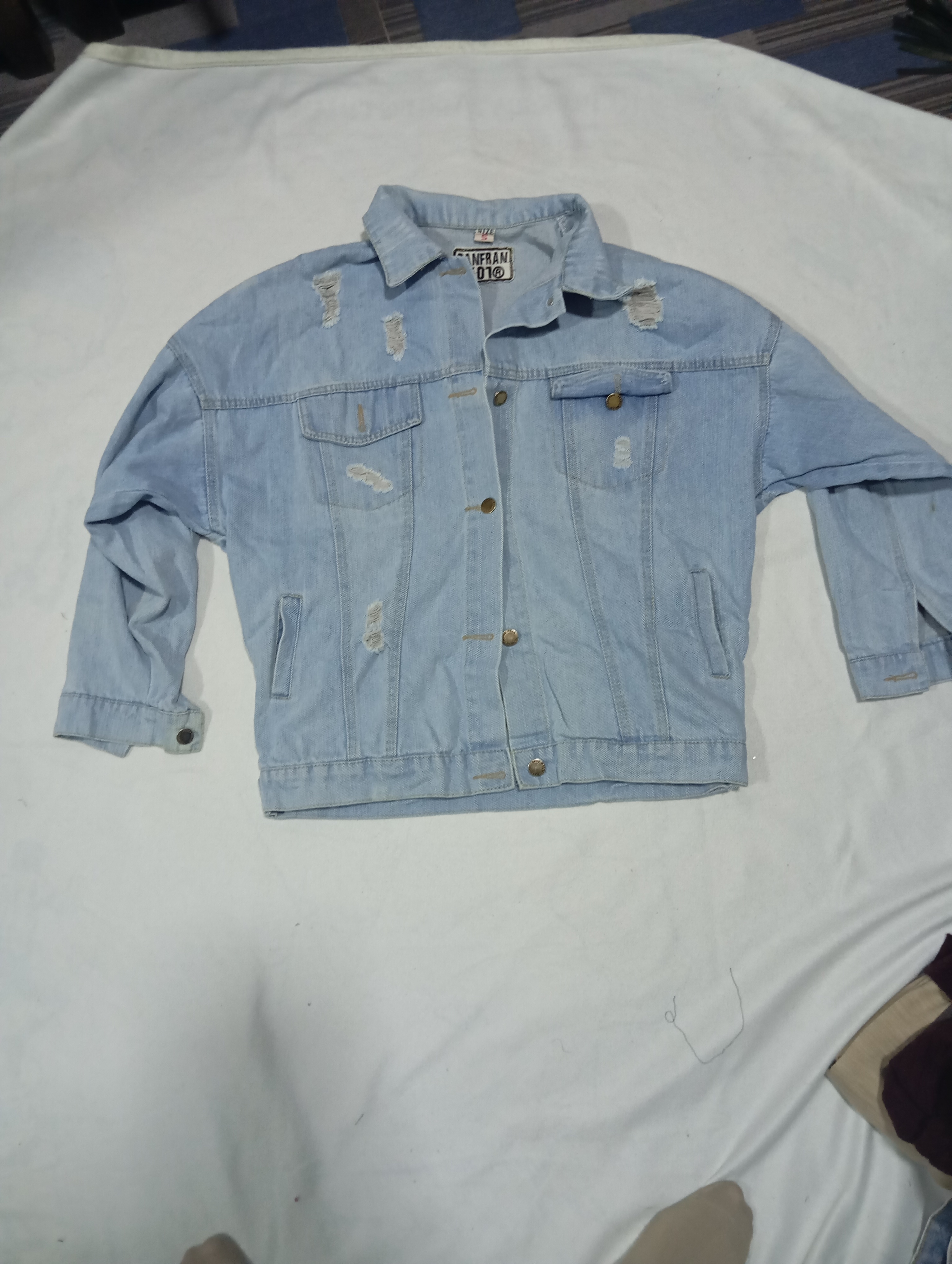 Campera denim clásica celeste de jean clara deshilachada